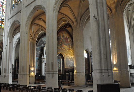 Le bas–côté sud de la nef et ses chapelles latérales