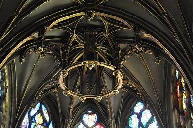 La clé de voûte de la chapelle de la Vierge a un diamtre  de 2,5 mètres.