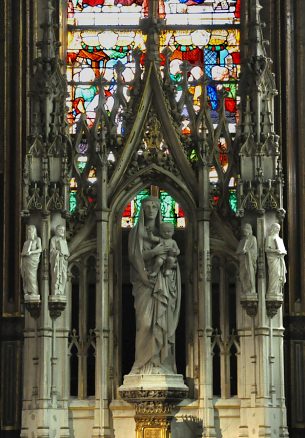 Le retable de la chapelle de la Vierge.