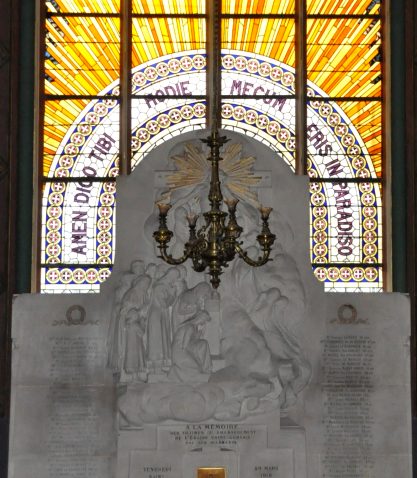Le bas–relief à la mémoire des victimes de l'obus allemand de 1918