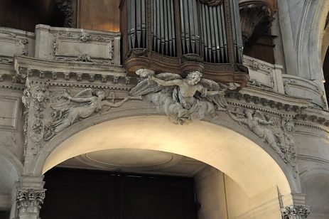 La tribune et ses anges.