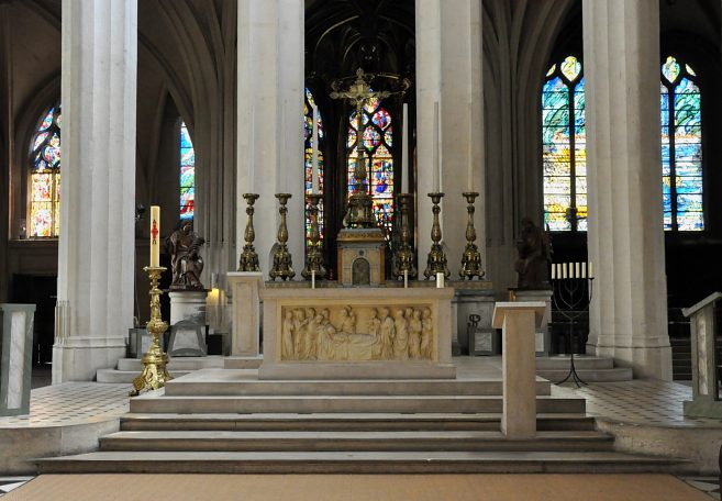 Le maître-autel date du Premier Empire.