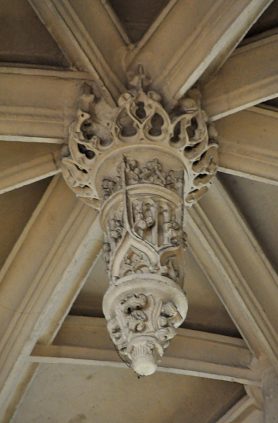 Clé pendante au centre de la voûte du transept nord.