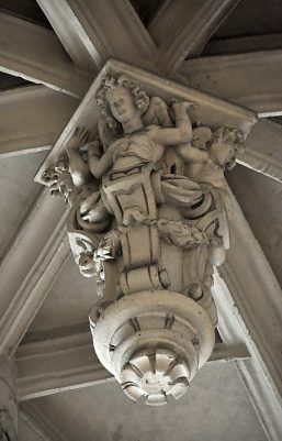 Clé pendante au centre de la voûte du transept  sud.