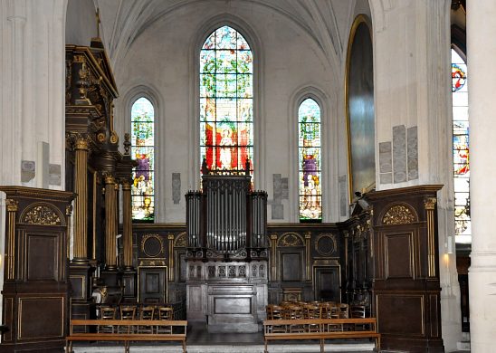 Le transept sud, ses boiseries et ses vitraux modernes.