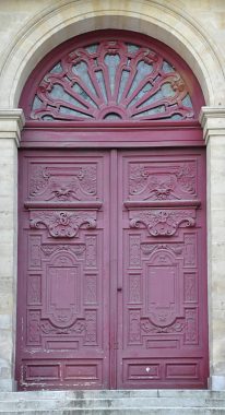 La porte centrale de la façade.