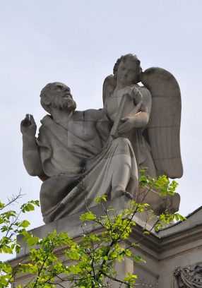 Avec saint Jean, saint Matthieu couronne l'ordre ionique de l'église