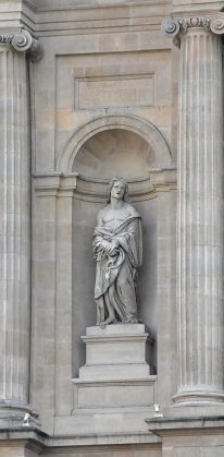 Saint Gervais et saint Protais accompagnent l'ordre ionique au deuxième niveau de la façade.