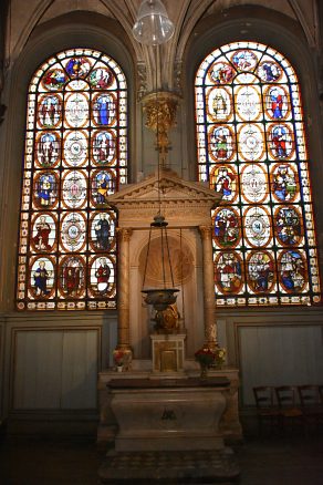 La chapelle axiale et ses deux vitraux de médaillons du XVIe siècle.