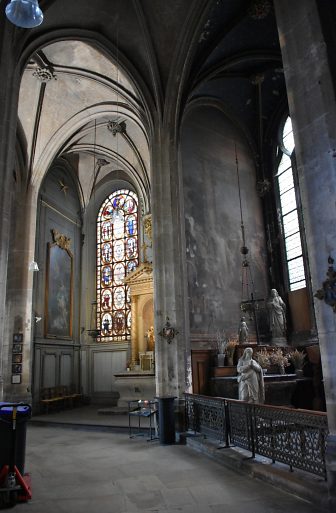 Le déambulatoire sud et l'entrée vers la chapelle axiale