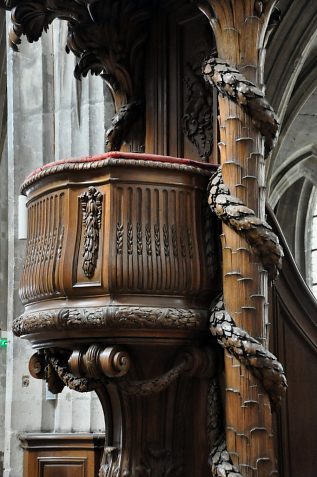 La chaire à prêcher : gros plan sur la cuve et le tronc en forme de palmier