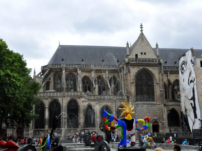 Côté nord de l'église vu depuis le parc Igor Stravinsky  : chevet et transept