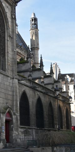 Côté nord de l'église : la nef et ses contreforts