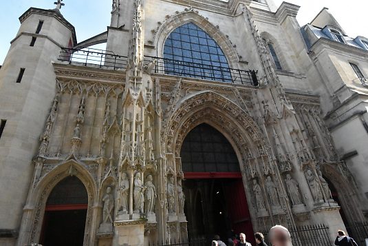 Le porche en gothique flamboyant a été restauré au début du XXIe siècle. Il est vu ici en grand angle