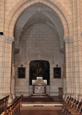 Une chapelle latérale dans la nef