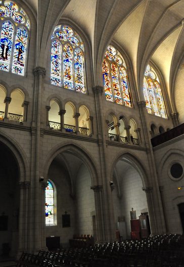 Élévations dans la nef illuminées par les beaux vitraux des saints de l'Église maronite
