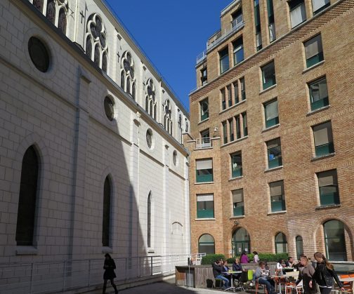 Le côté droit néogothique de l'église est orienté à  l'est et donne sur la cour de l'Institut Curie.