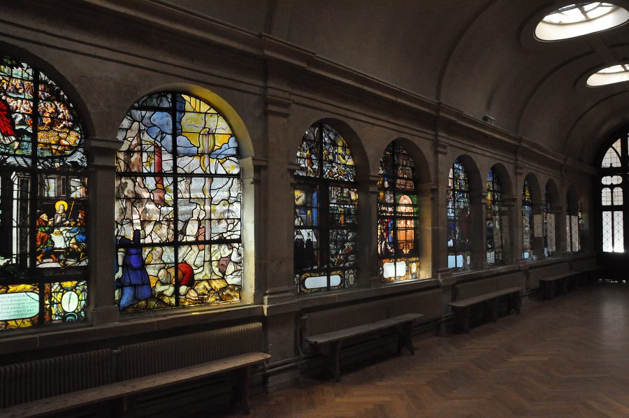 La galerie des Charniers expose douže verrières qui comptent parmi les plus belles de Paris