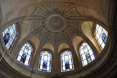 La coupole et les vitraux de la chapelle de la Vierge