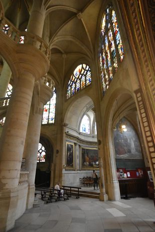 Déambulatoire sud avec vue sur la chapelle de la Vierge