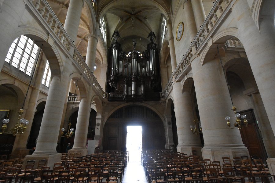 La nef et l'orgue de tribune vus de la croisée