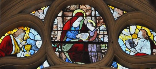 L'Éducation de la Vierge dans le tympan du vitrail de l'Apocalypse (baie 115)