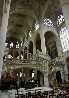 L'autel de messe de la croisée et le jubé