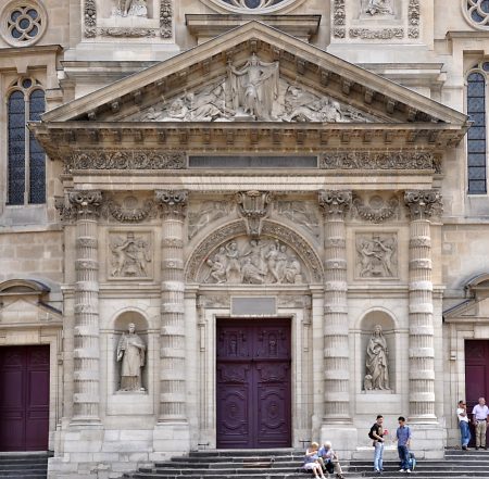 Le premier niveau de la façade coiffé de son fronton triangulaire orné d'une Résurrection