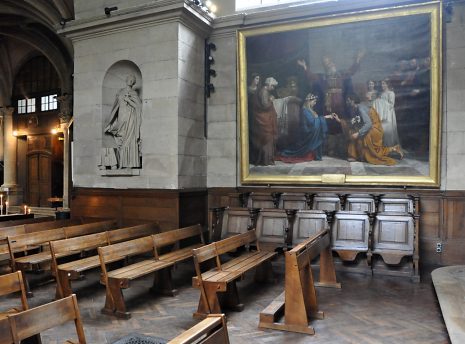 Le côté nord de la chapelle de la Vierge avec la statue de Philomène