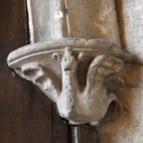 Console dans une chapelle latérale