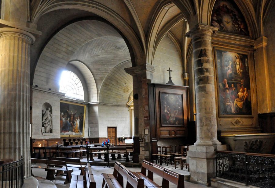 Le déambulatoire sud avec vue sur la chapelle axiale