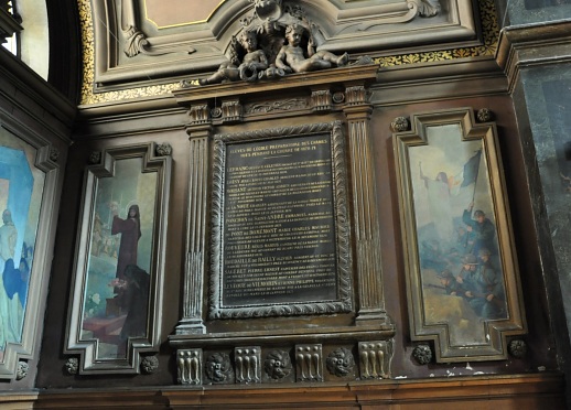 Les murs lat�raux de la chapelle sont chacun orn�s de deux toiles sur la vie de sainte Th�r�se