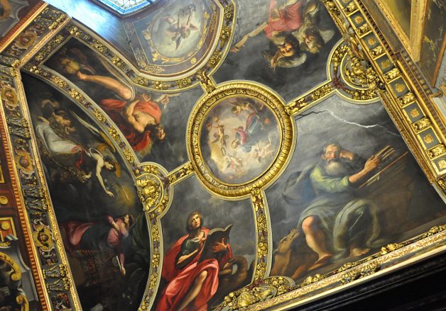 La vo�te de la chapelle Sainte-Anne avec les quatre �vang�listes qui entourent la sc�ne du couronnement de la Vierge