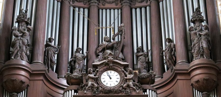 Les personnages du buffet d'orgue. Au centre, David jouant de la harpe.