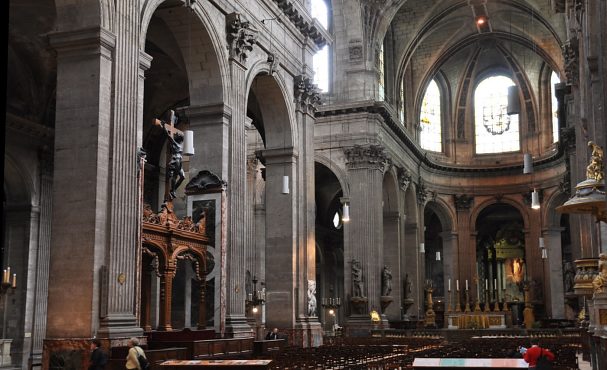 La nef et les arcades nord avec le banc d'œuvre et le Christ en croix d'Étienne–Hippolyte Maindron (1860)