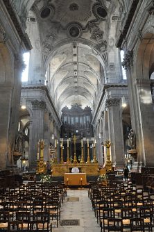 Vue d'ensemble de l'église depuis le sanctuaire