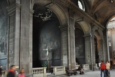 Le bas-côté gauche et sa suite de chapelles latérales