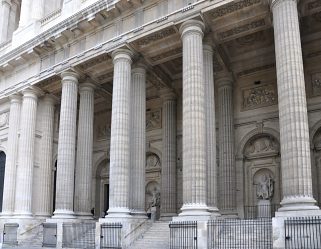 Les colonnes cannelées doriques de la façade