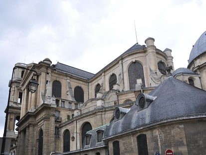 Le côté sud de l'église avec le pélican