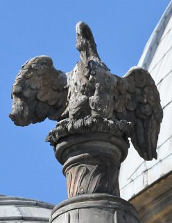 Le pélican sur le dôme d'un bâtiment sud du chevet