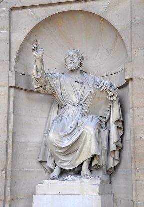 Statue de saint Pierre sous le porche