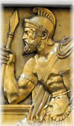 Un guerrier dans la frise de bronze de la chaire à prêcher