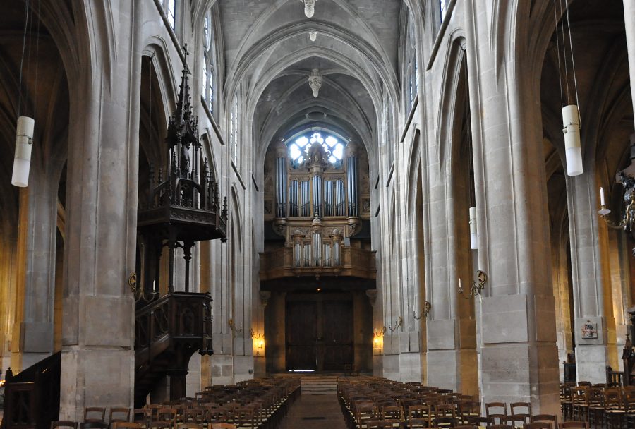 La nef vue de la croisée du transept