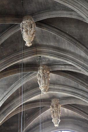 Trois clés pendantes dans le transept