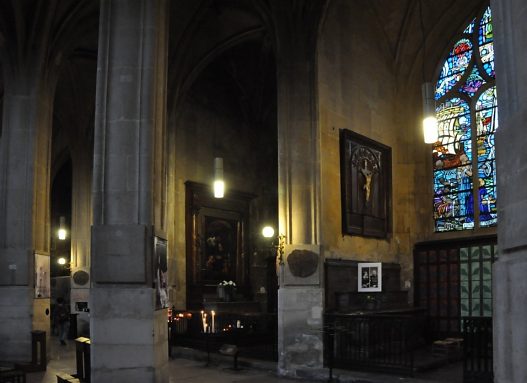 Le double bas-côté nord et sa suite de chapelles latérales