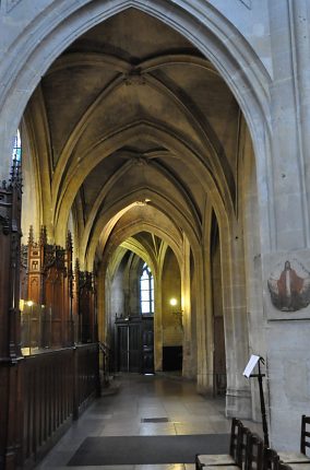 L'entrée du déambulatoire sud depuis le transept.