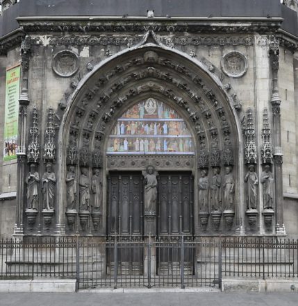 Le portail, en style néogothique flamboyant, est de 1865