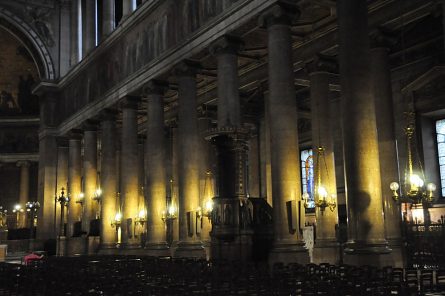 Bas–côté droit de l'église et sa pénombre