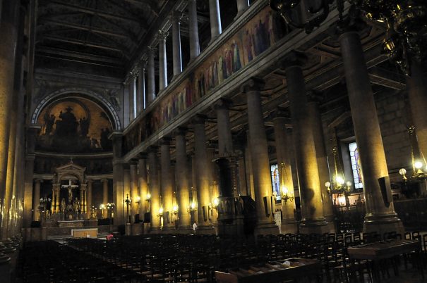 La nef est envahie par une forte pénombre, en dépit des torchères allumées au niveau des chapelles latérales.