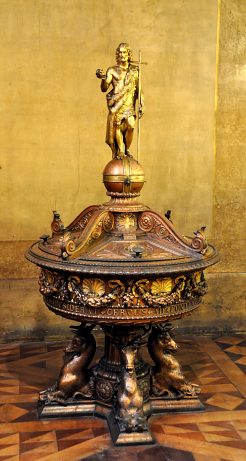 La cuve baptismale en fonte peinte et dorée